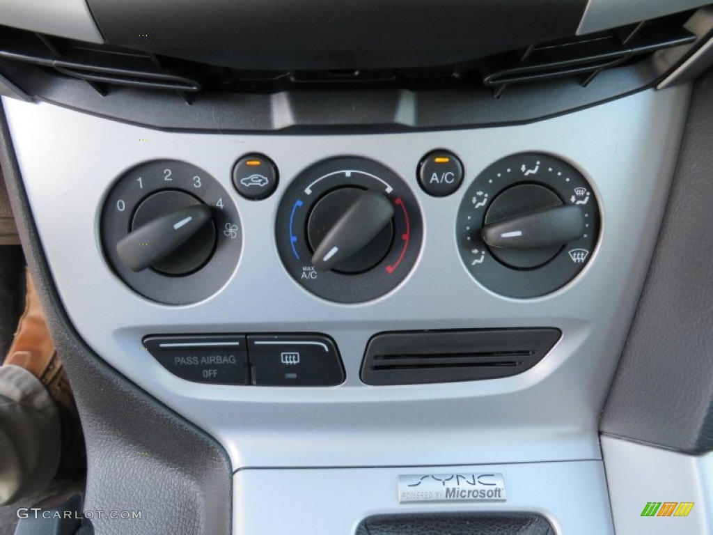 2014 Ford Focus SE Sedan Controls Photo #86239292
