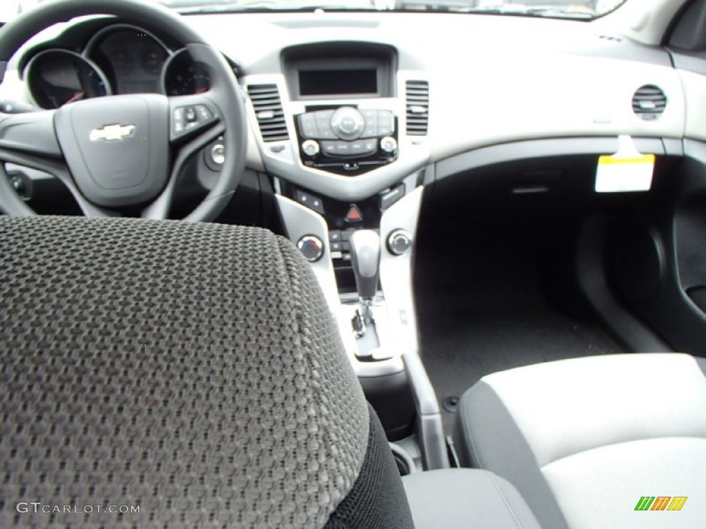 2014 Cruze LS - Rainforest Green Metallic / Jet Black/Medium Titanium photo #5