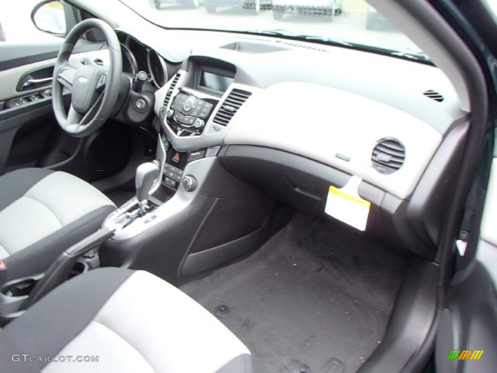 2014 Cruze LS - Rainforest Green Metallic / Jet Black/Medium Titanium photo #8