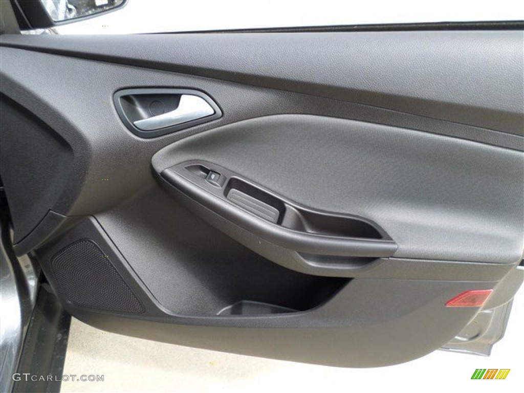 2014 Focus SE Sedan - Sterling Gray / Charcoal Black photo #9