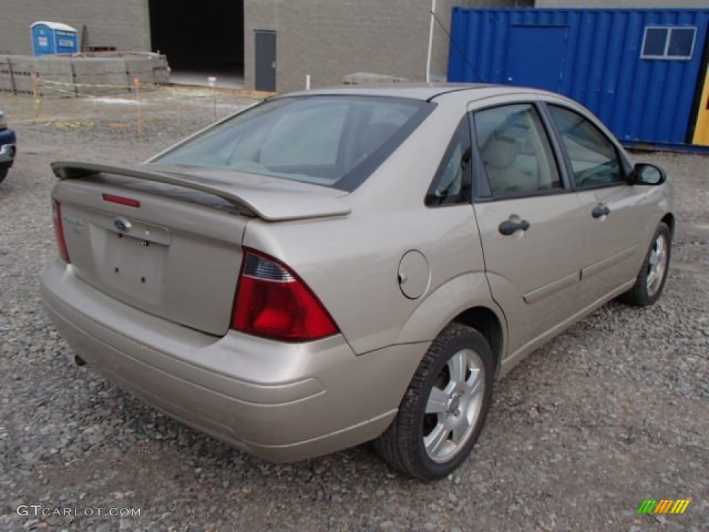 2007 Focus ZX4 SES Sedan - Pueblo Gold Metallic / Dark Pebble/Light Pebble photo #4