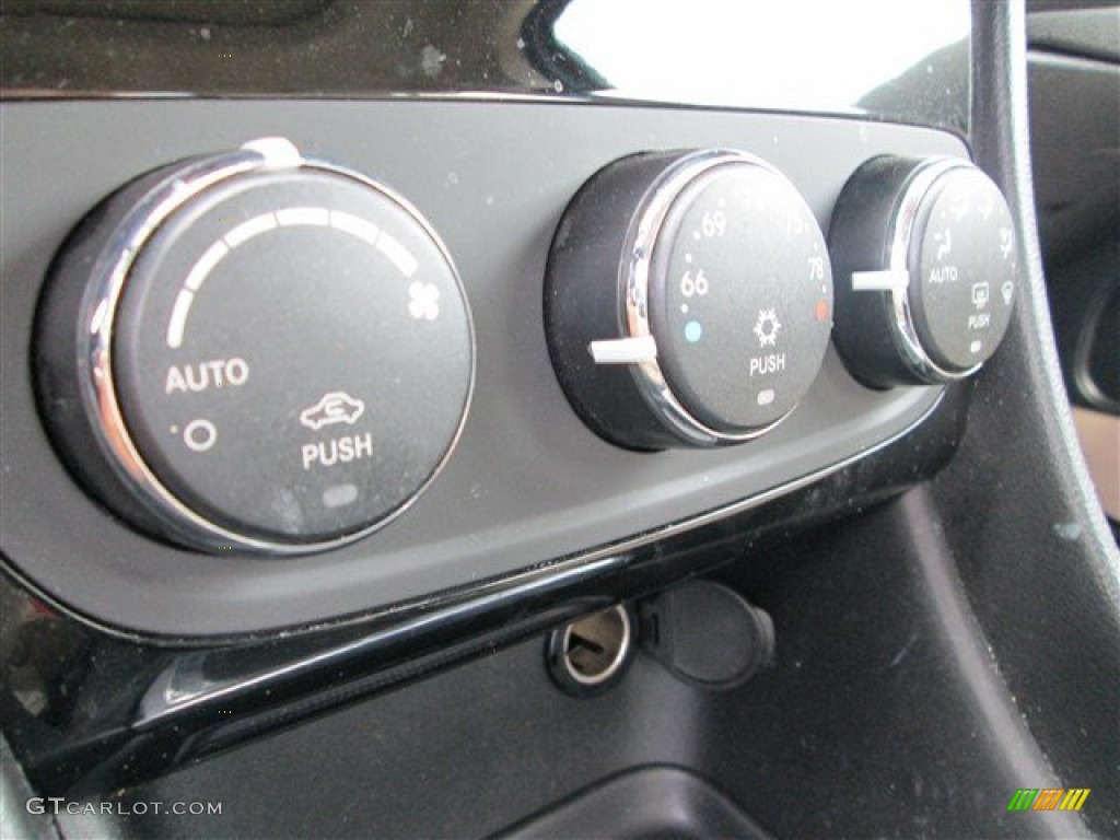 2013 Chrysler 200 Touring Sedan Controls Photo #86305560
