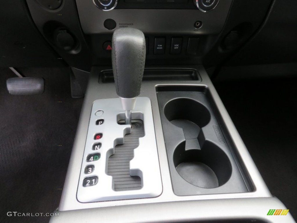 2010 Titan SE Crew Cab - Red Alert / Charcoal photo #41