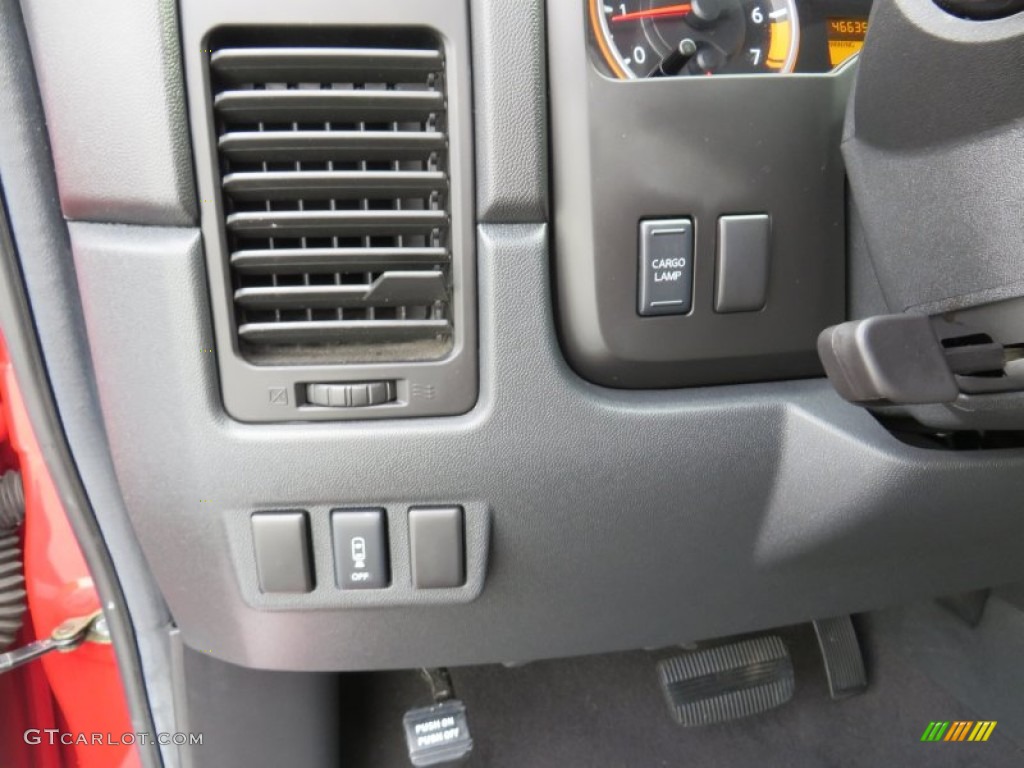 2010 Titan SE Crew Cab - Red Alert / Charcoal photo #45