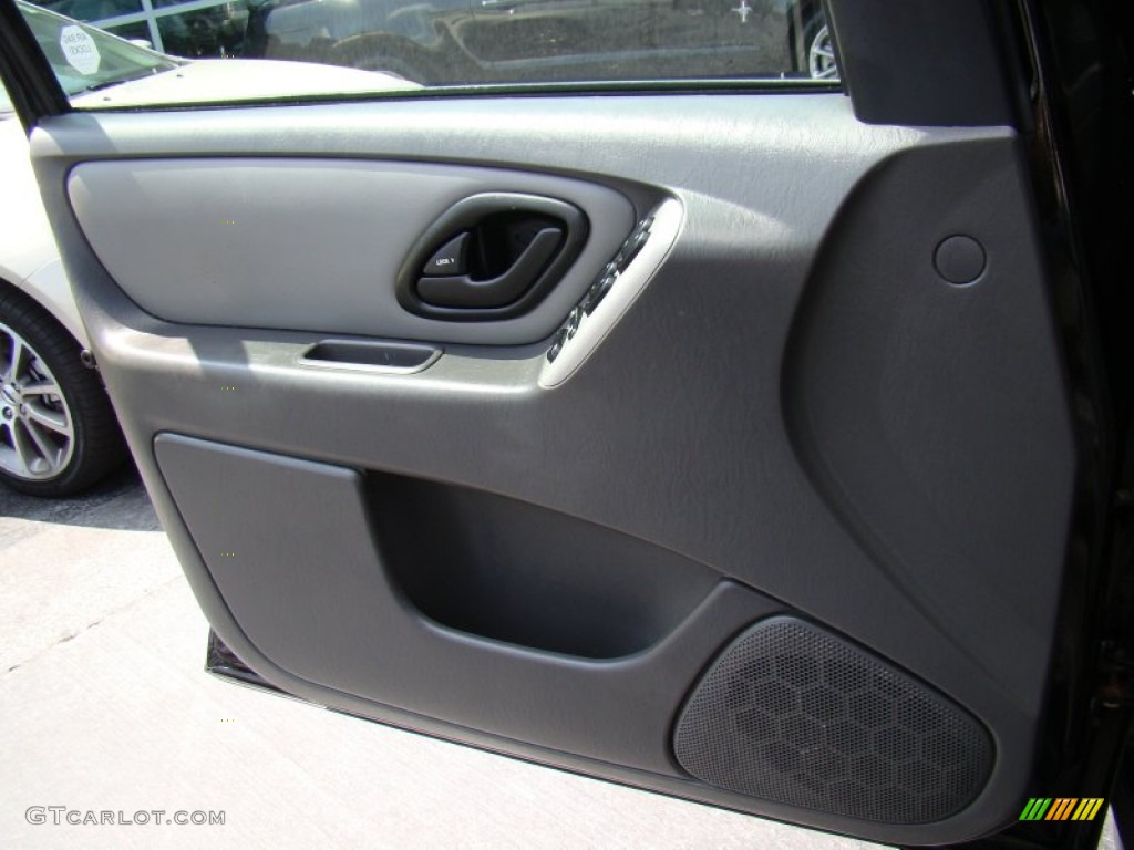 2005 Escape XLT V6 - Black / Medium/Dark Flint Grey photo #17