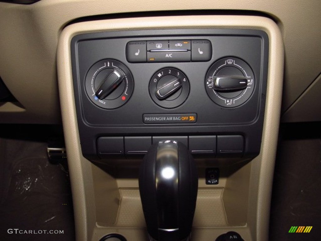 2014 Volkswagen Beetle R-Line Controls Photo #86356947