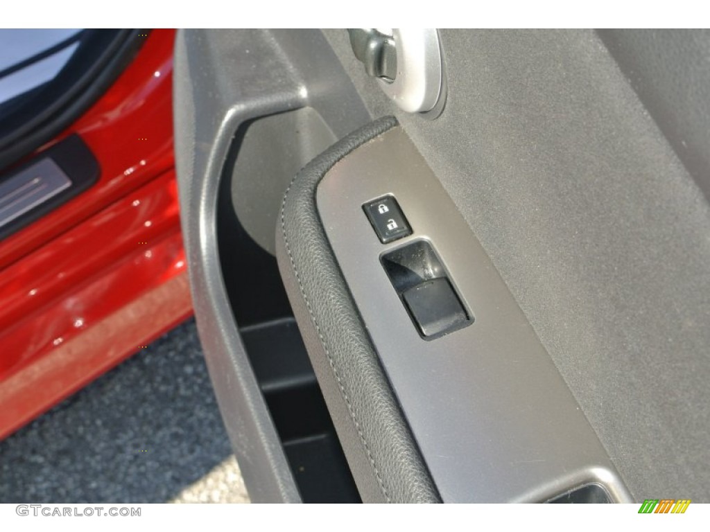 2012 Versa 1.8 SL Hatchback - Red Alert / Charcoal photo #21