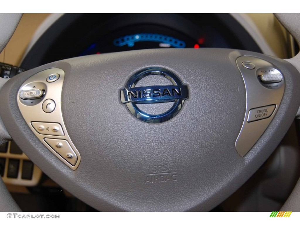 2011 Nissan LEAF SL Controls Photo #86360709