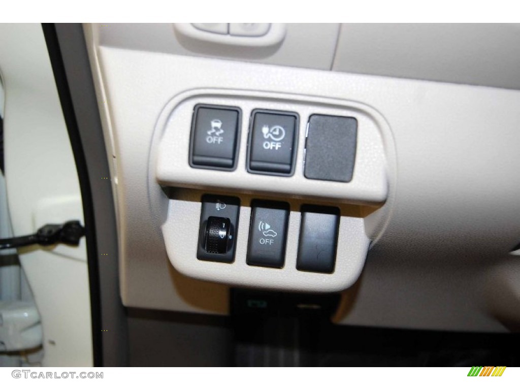 2011 Nissan LEAF SL Controls Photo #86360769