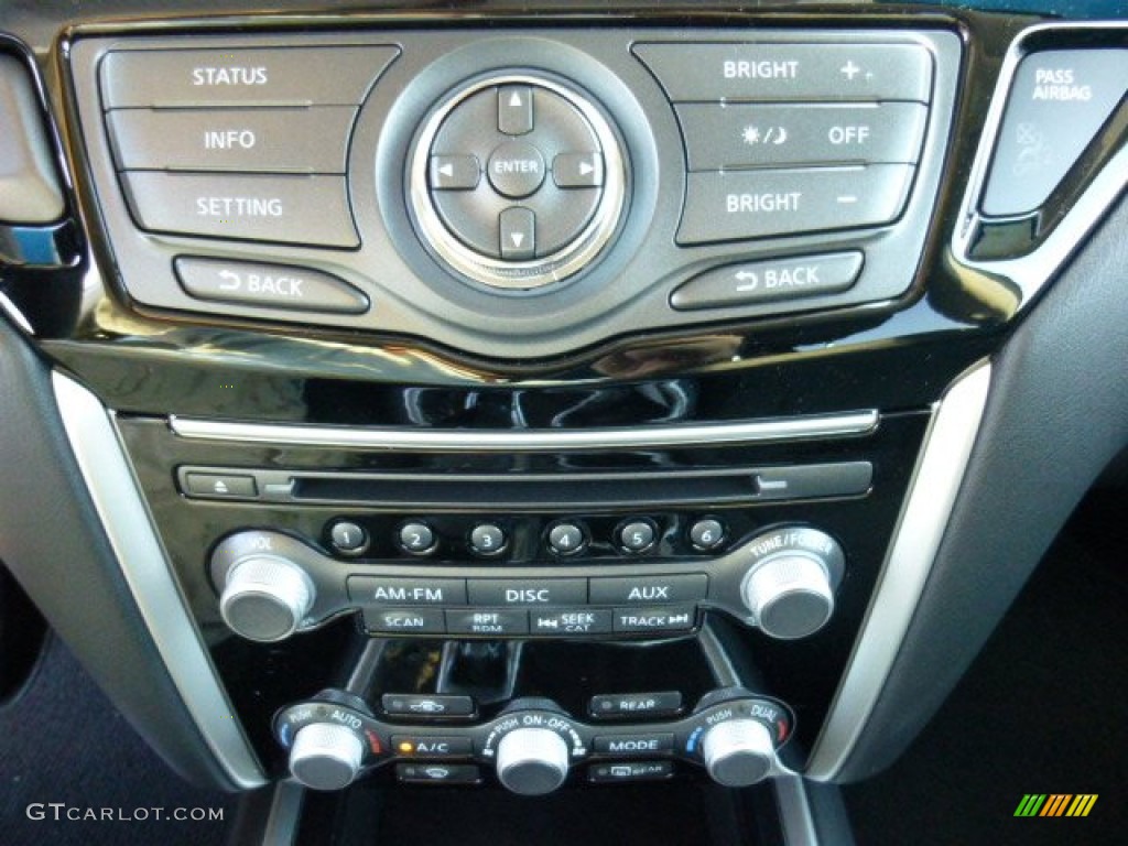 2014 Nissan Pathfinder SV AWD Controls Photo #86369805