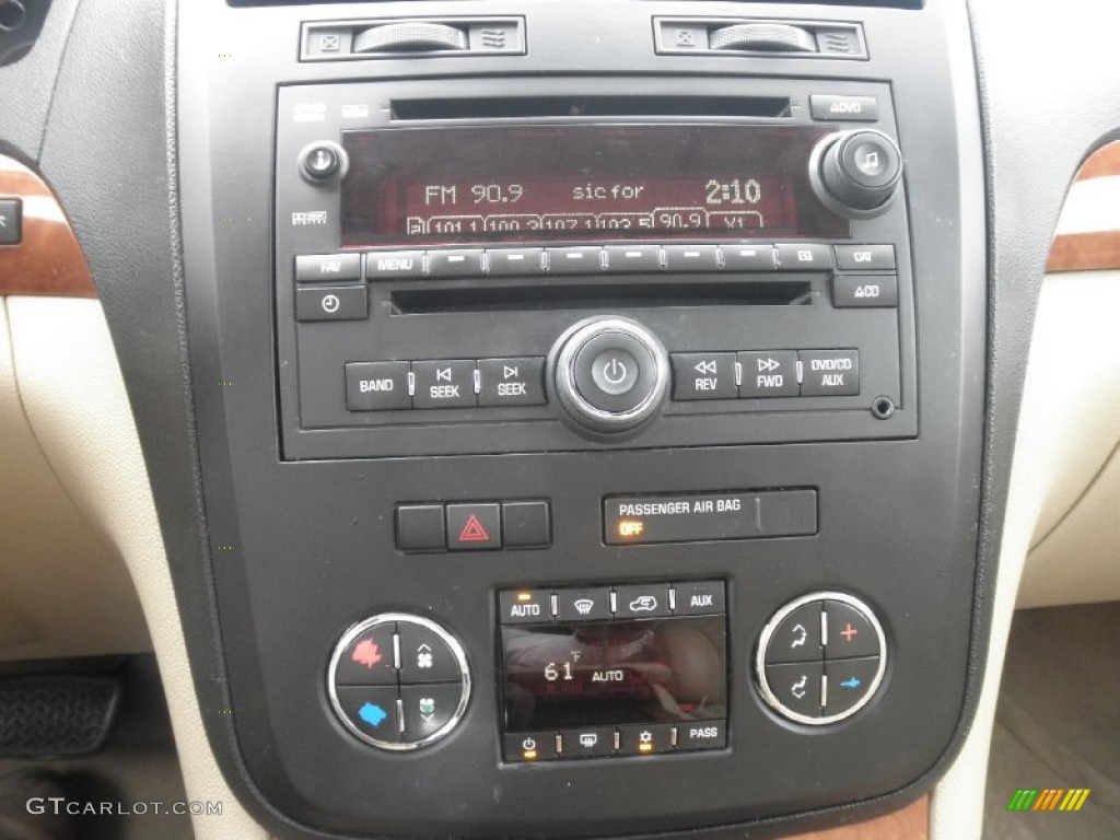 2008 Saturn Outlook XR Controls Photo #86371266