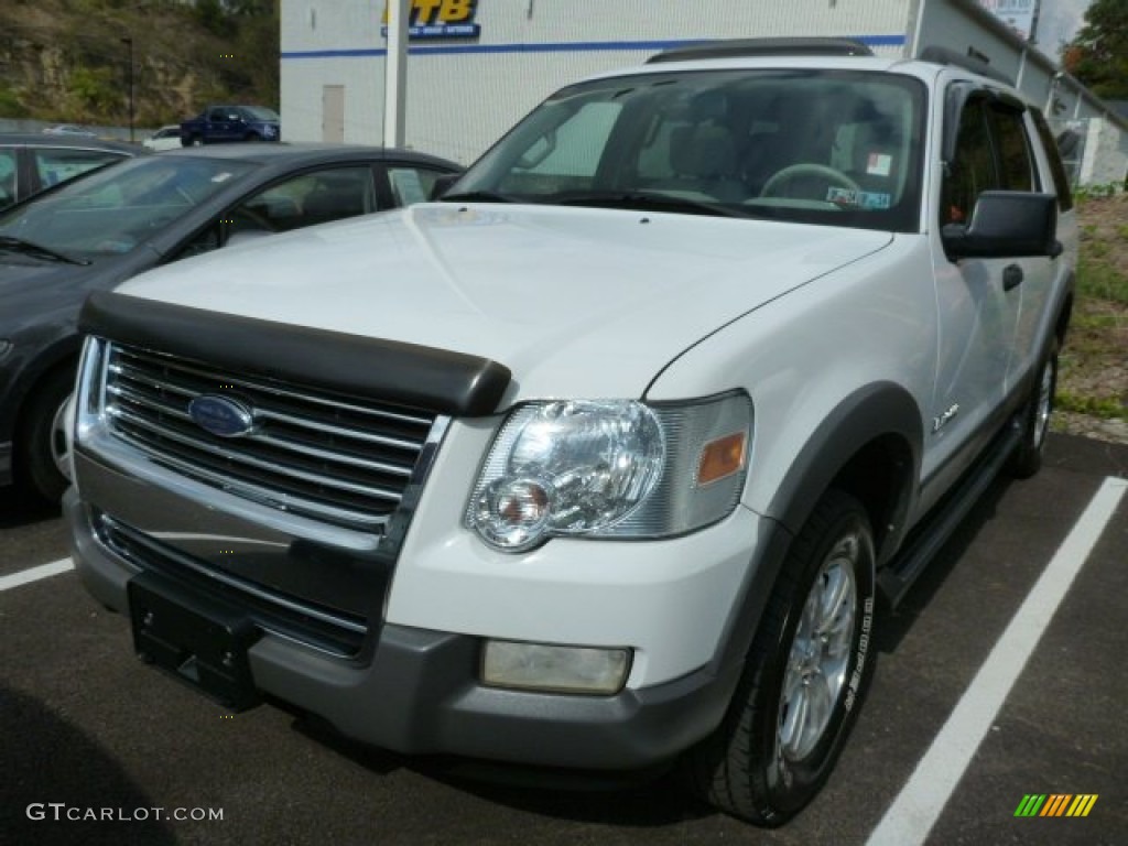 2006 Explorer XLT 4x4 - Oxford White / Stone photo #8