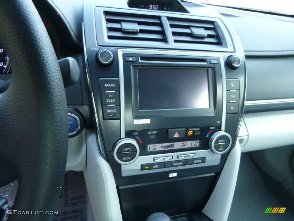 2014 Toyota Camry Hybrid LE Controls Photo #86386320