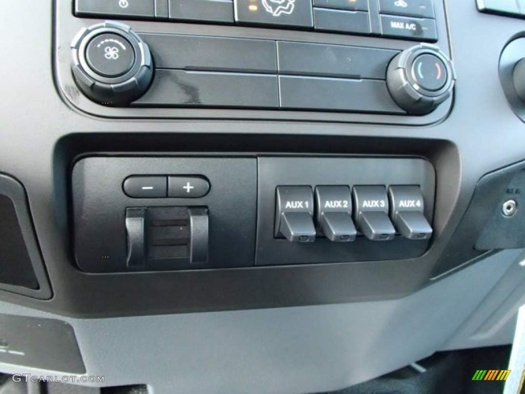 2014 F350 Super Duty XL SuperCab 4x4 - Oxford White / Steel photo #17