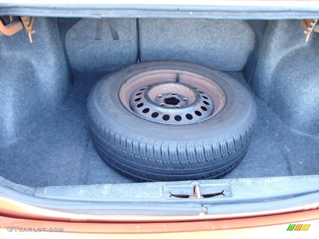 2004 Cavalier Sedan - Sunburst Orange / Graphite photo #22