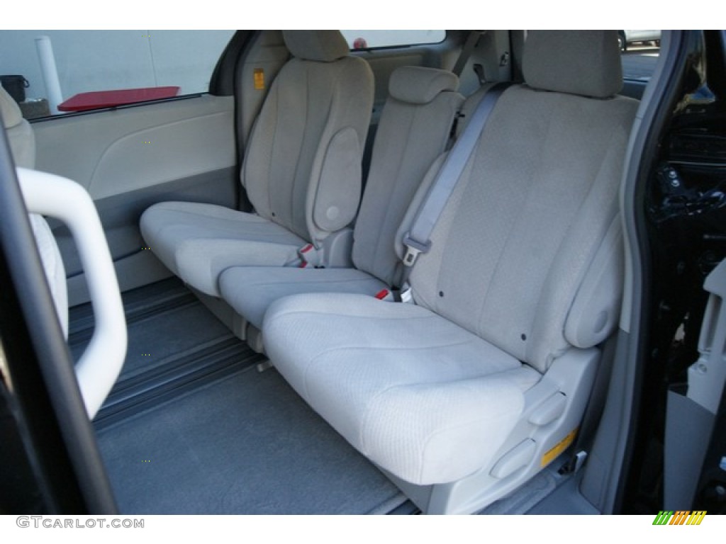 Light Gray Interior 2014 Toyota Sienna LE Photo #86396517