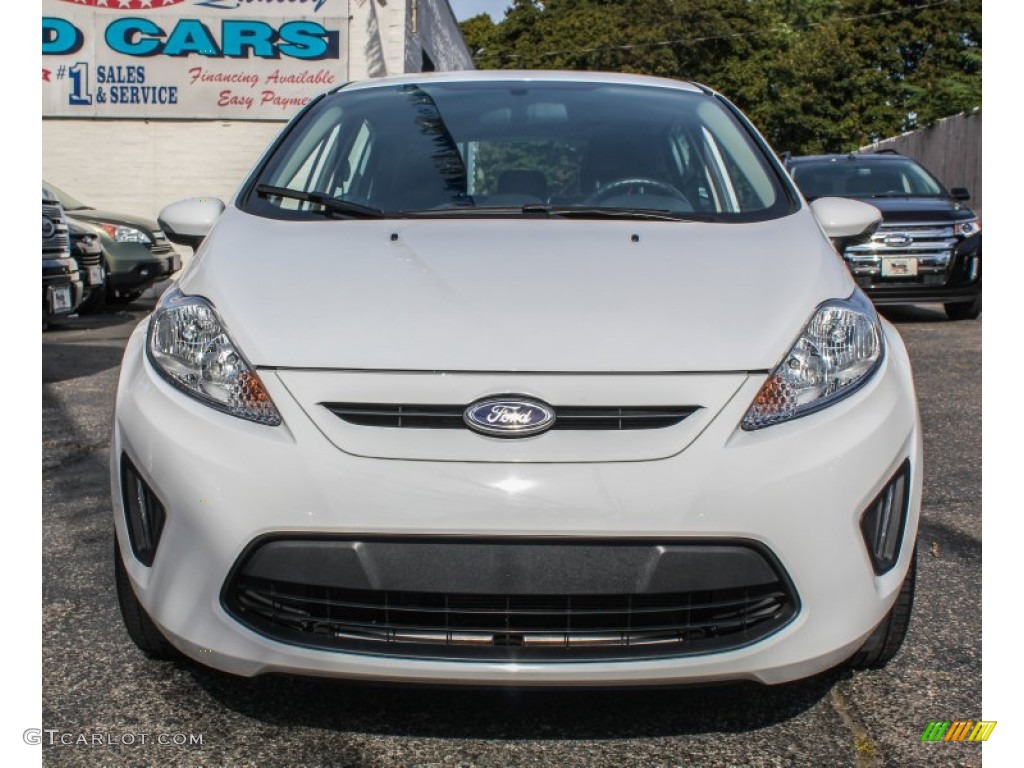 2013 Fiesta SE Hatchback - Oxford White / Charcoal Black photo #2