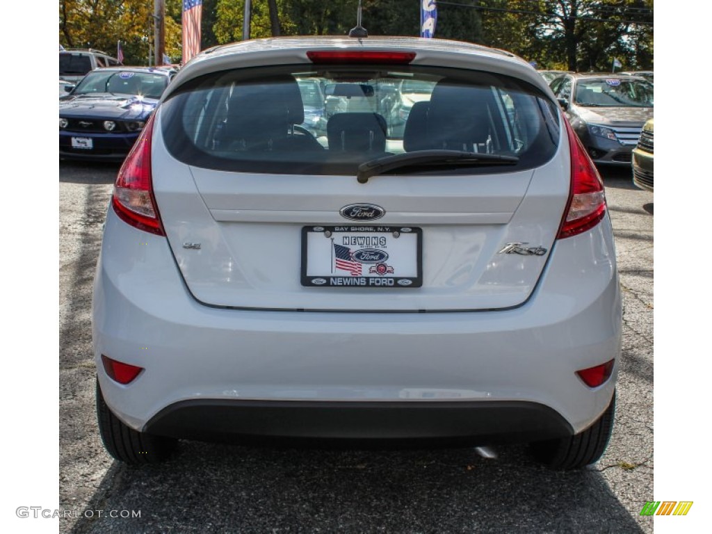 2013 Fiesta SE Hatchback - Oxford White / Charcoal Black photo #4
