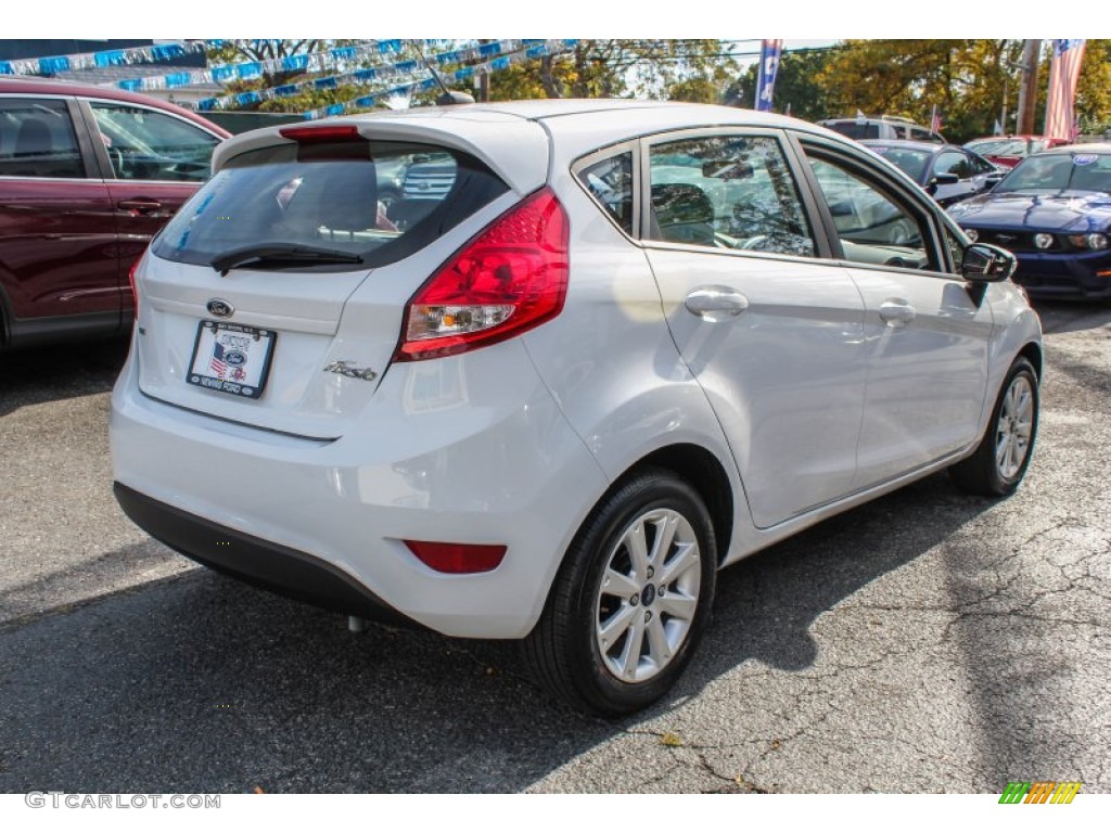 2013 Fiesta SE Hatchback - Oxford White / Charcoal Black photo #5