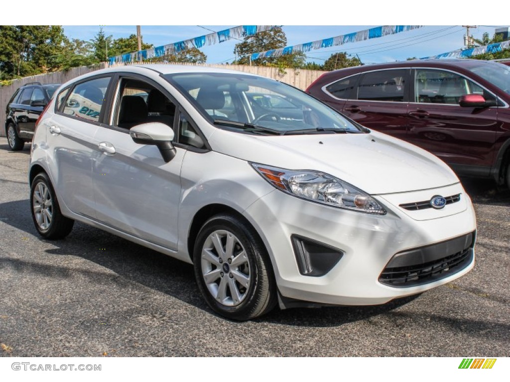 2013 Fiesta SE Hatchback - Oxford White / Charcoal Black photo #6