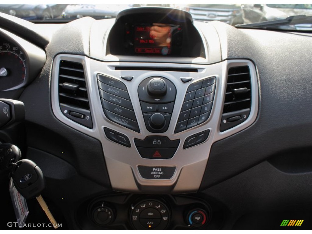 2013 Fiesta SE Hatchback - Oxford White / Charcoal Black photo #11