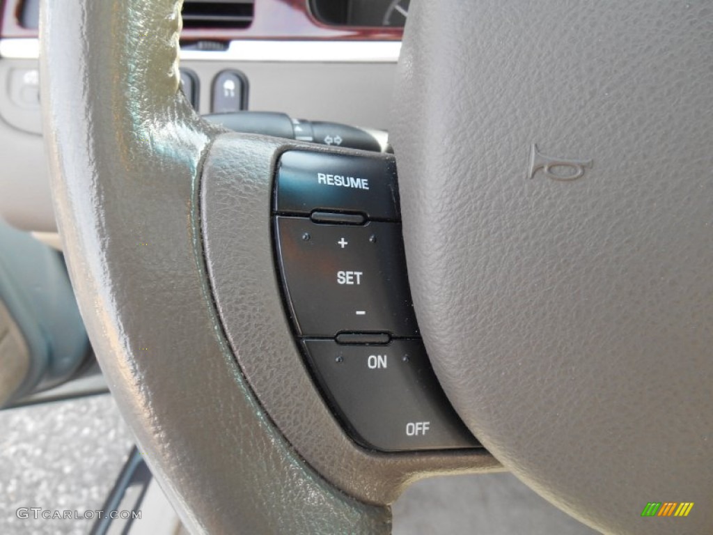2005 Lincoln Town Car Signature Limited Controls Photo #86424329