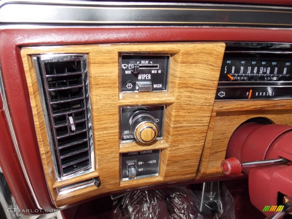 1983 Cadillac DeVille Sedan Controls Photo #86430048