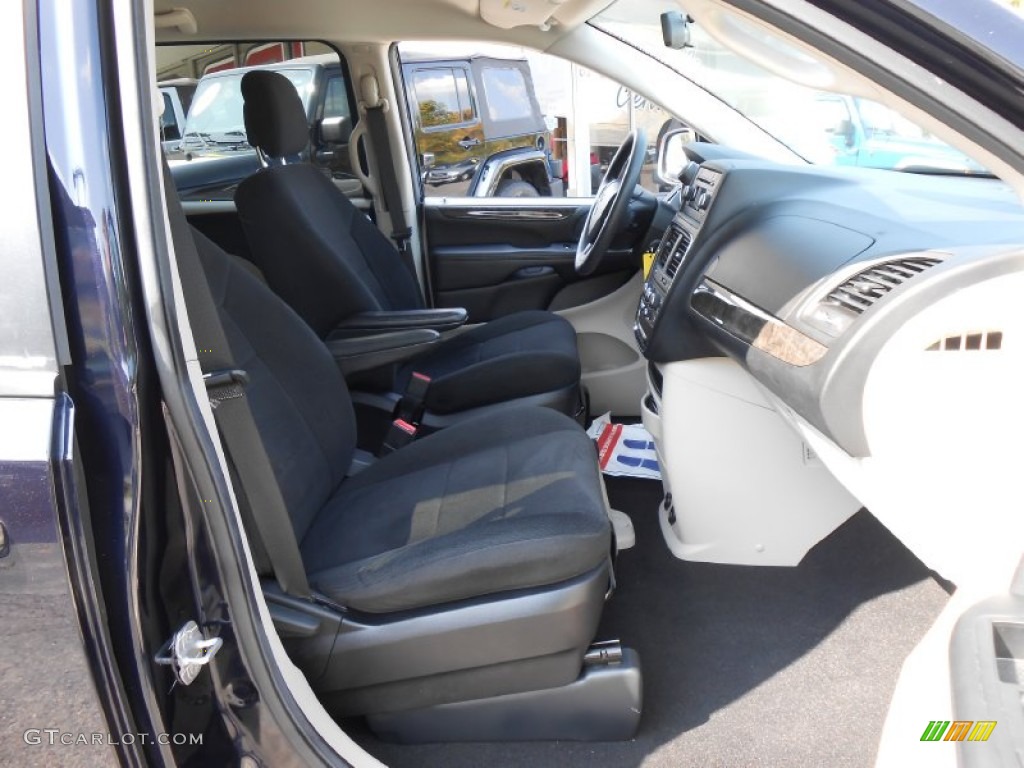 2011 Grand Caravan Mainstreet - Blackberry Pearl / Black/Light Graystone photo #13