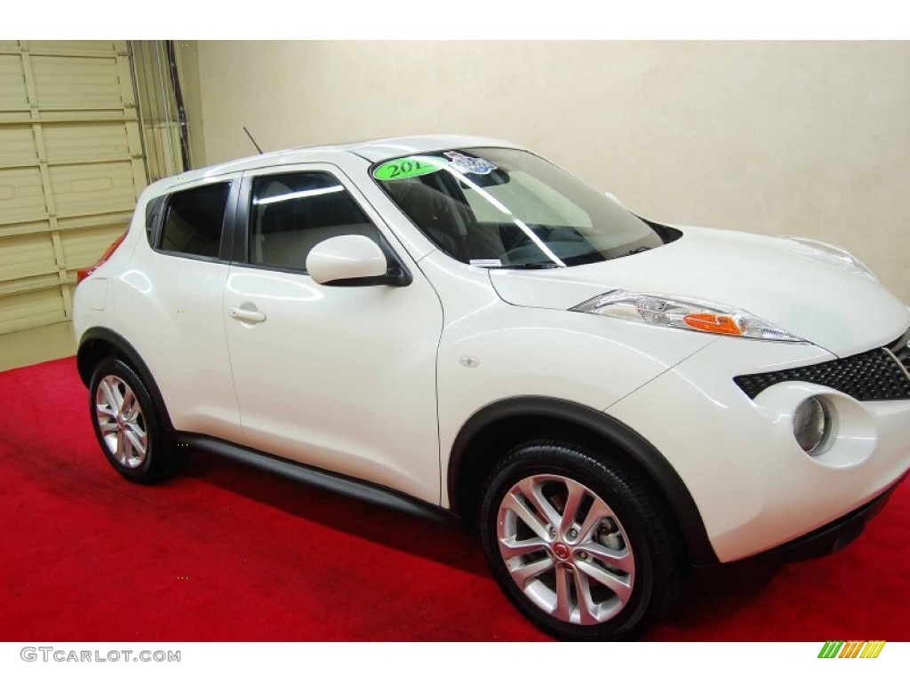 Pearl White Nissan Juke