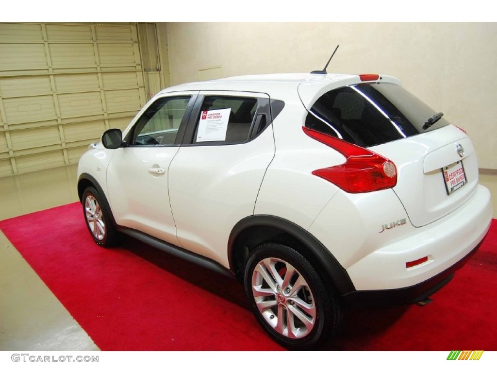 2013 Juke SL - Pearl White / Black/Red/Red Trim photo #4