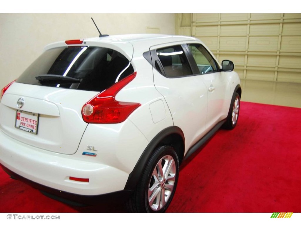 2013 Juke SL - Pearl White / Black/Red/Red Trim photo #6