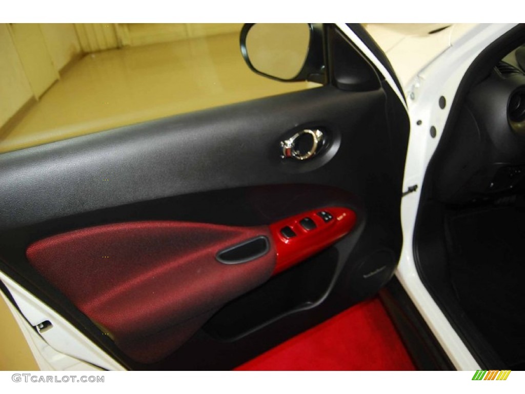 2013 Juke SL - Pearl White / Black/Red/Red Trim photo #9