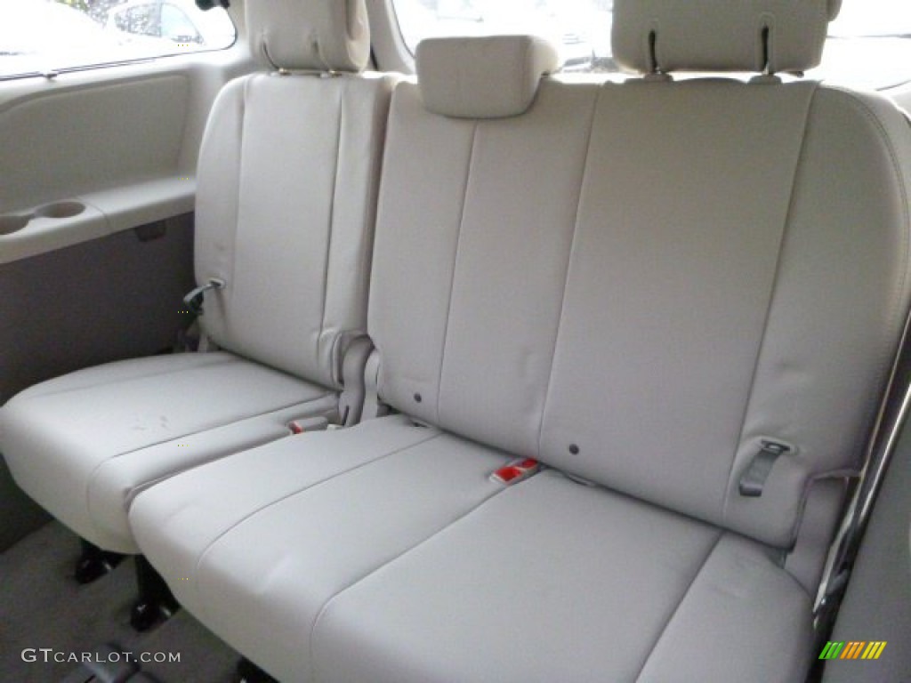 Light Gray Interior 2014 Toyota Sienna XLE Photo #86483442