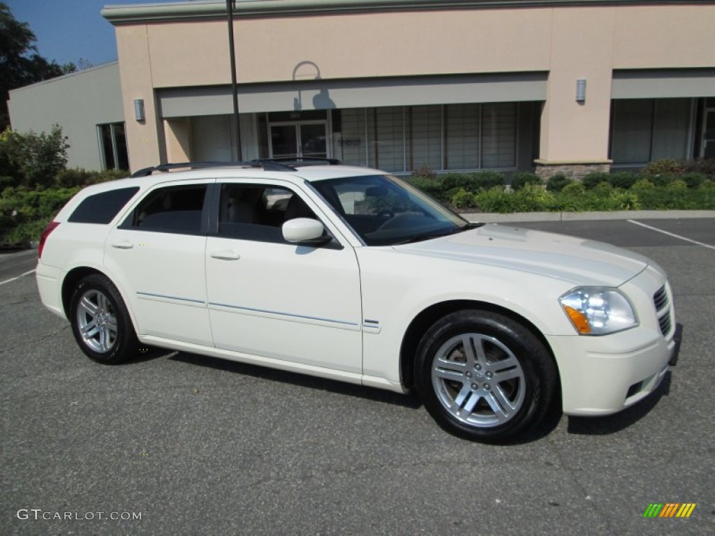 Cool Vanilla White 2005 Dodge Magnum R/T Exterior Photo #86503464