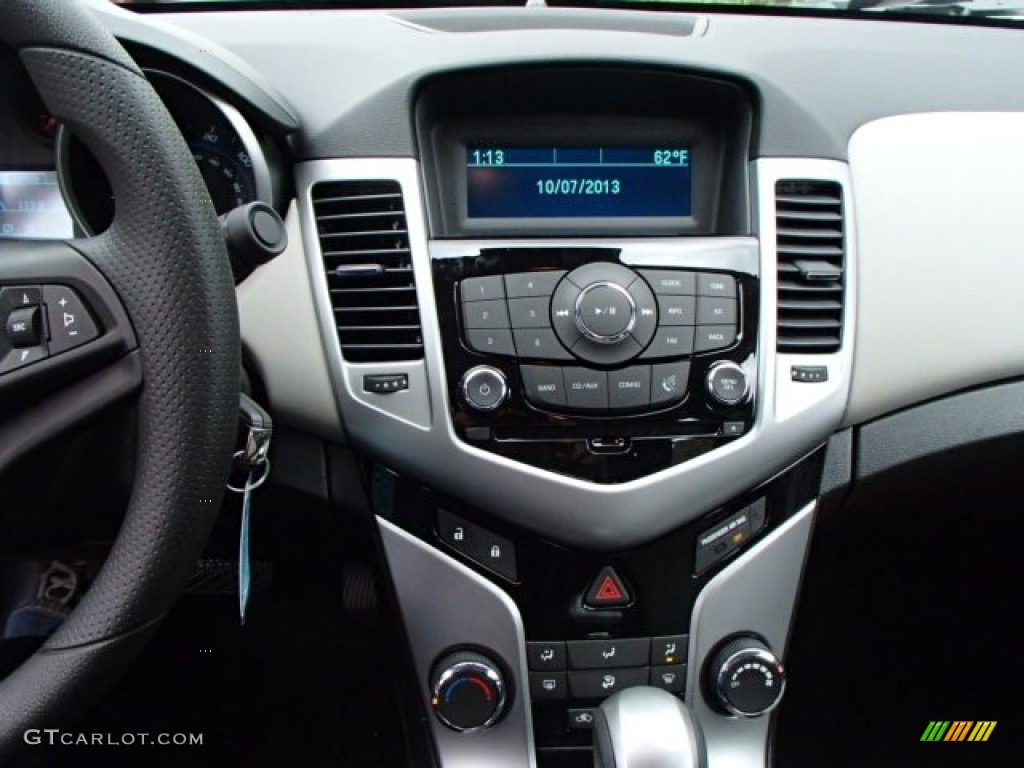 2014 Cruze LS - Rainforest Green Metallic / Jet Black/Medium Titanium photo #16