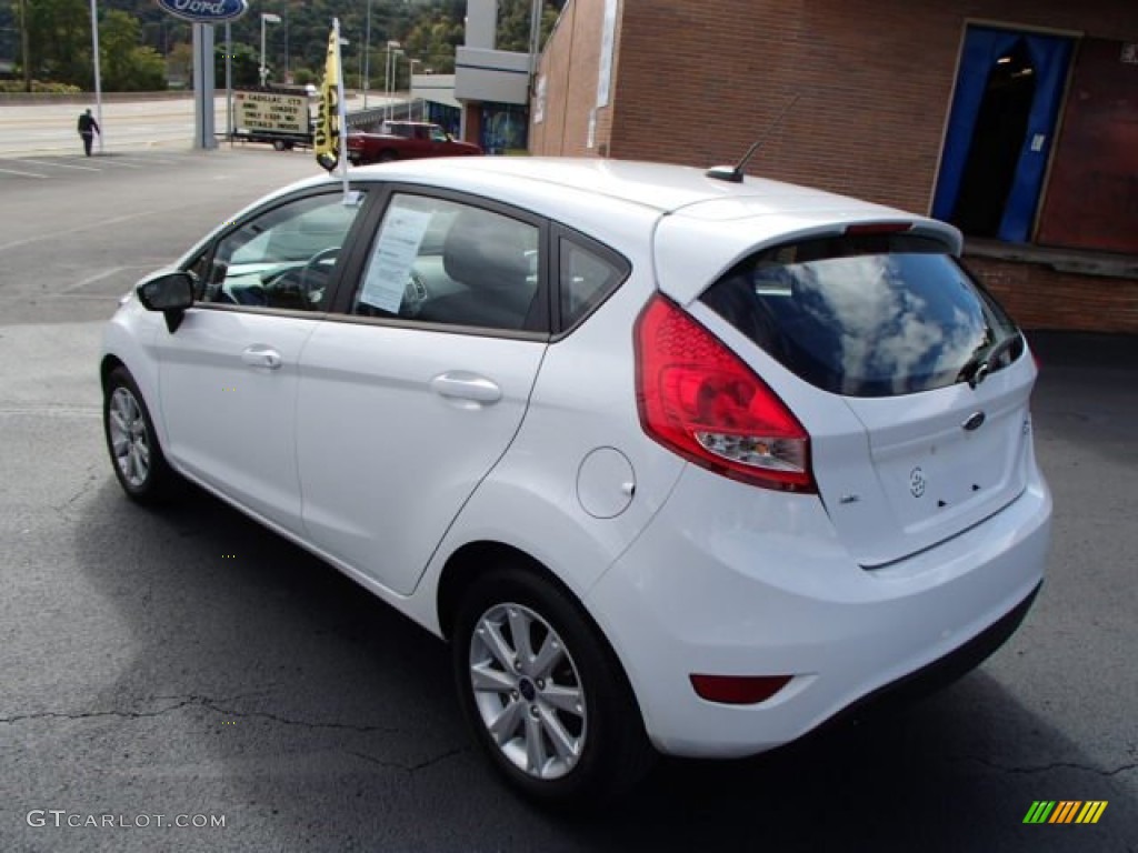 2013 Fiesta SE Hatchback - Oxford White / Charcoal Black/Light Stone photo #6