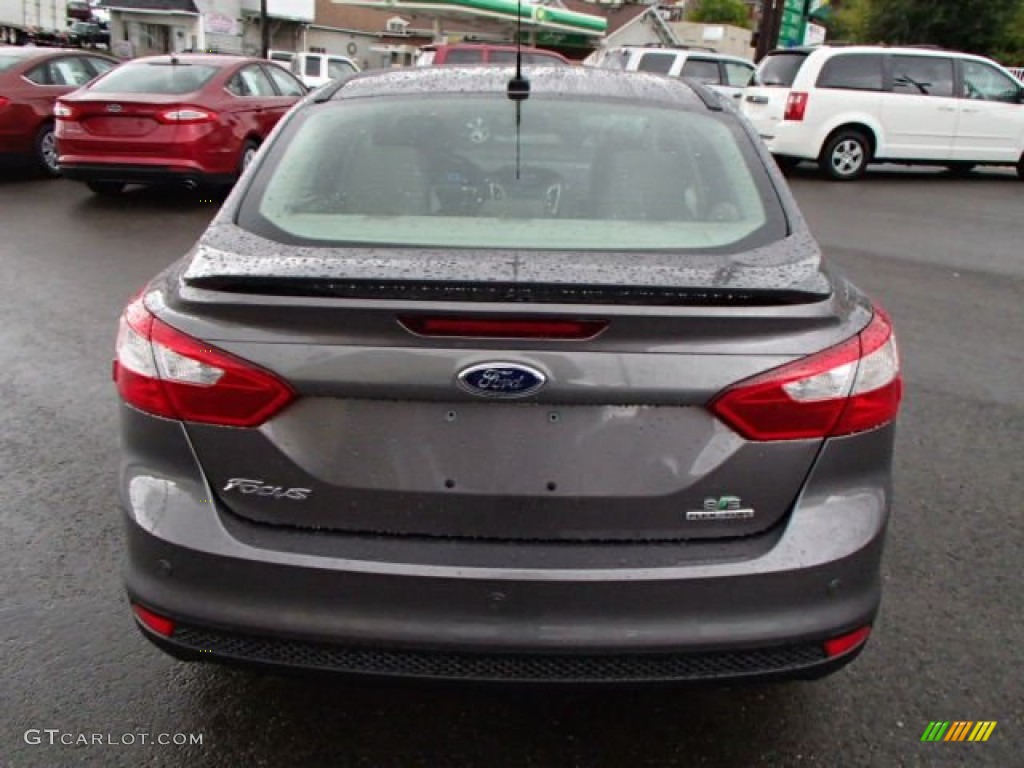 2014 Focus SE Sedan - Sterling Gray / Medium Light Stone photo #6