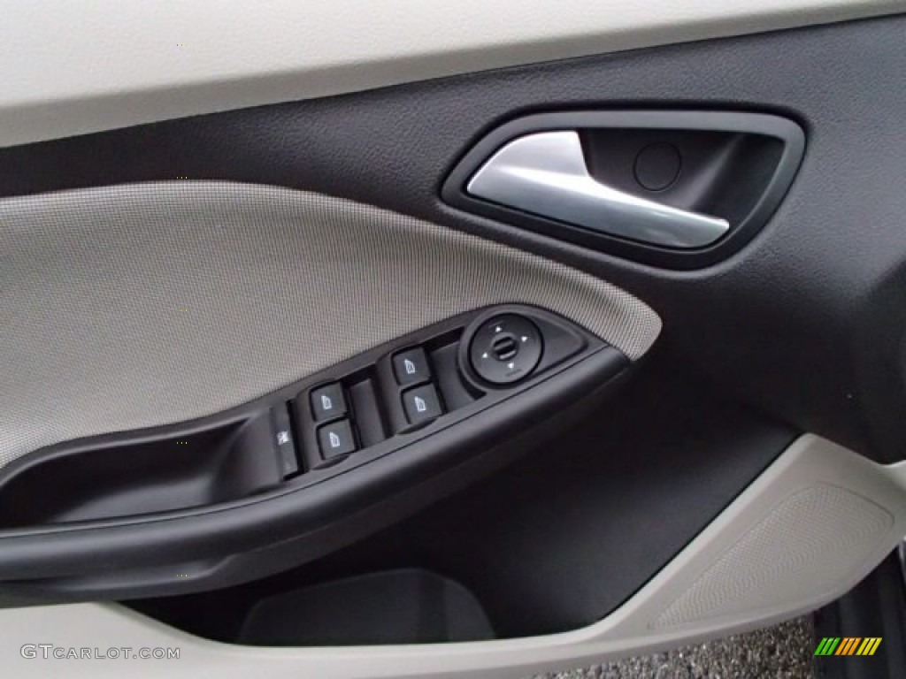 2014 Focus SE Sedan - Sterling Gray / Medium Light Stone photo #17