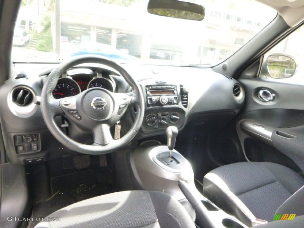2011 Juke S AWD - White Pearl / Black/Silver Trim photo #11