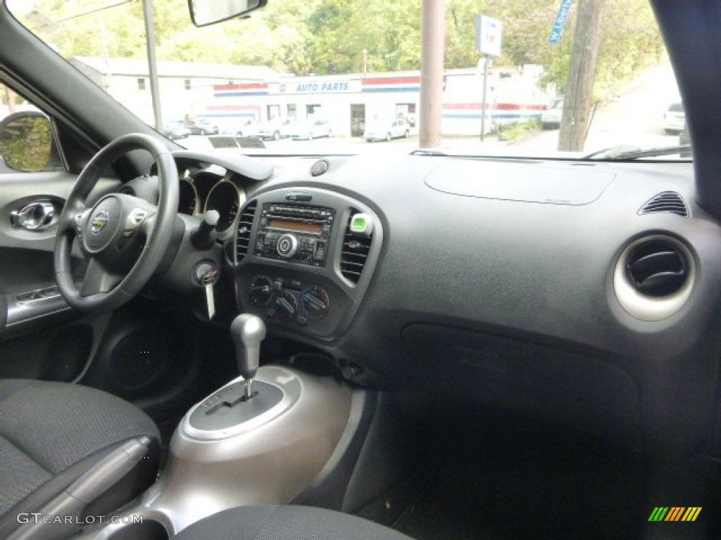2011 Juke S AWD - White Pearl / Black/Silver Trim photo #17