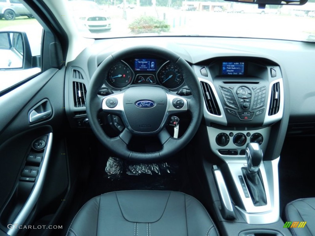 2014 Ford Focus SE Hatchback Charcoal Black Dashboard Photo #86570487