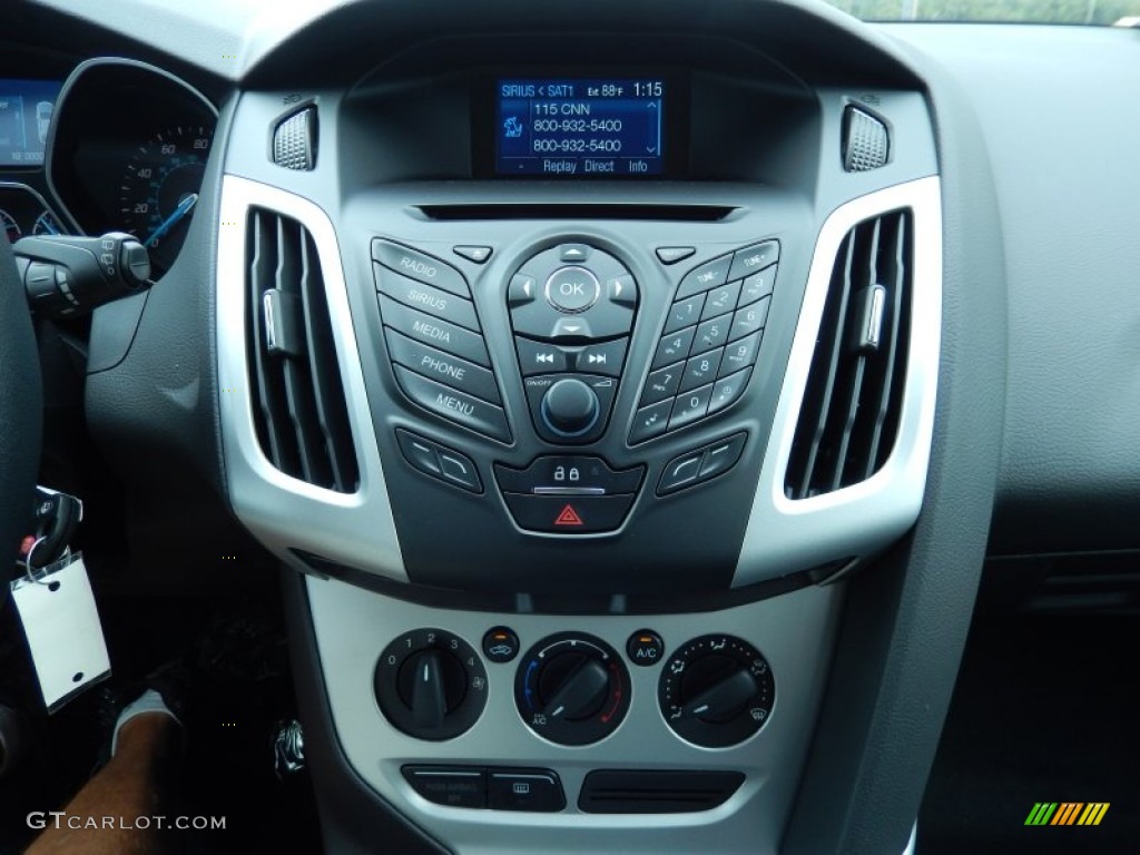 2014 Ford Focus SE Hatchback Controls Photo #86570550