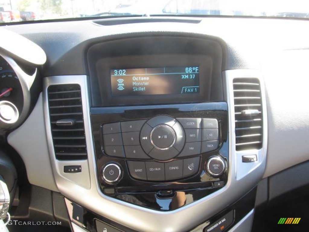 2014 Cruze LS - Rainforest Green Metallic / Jet Black/Medium Titanium photo #15