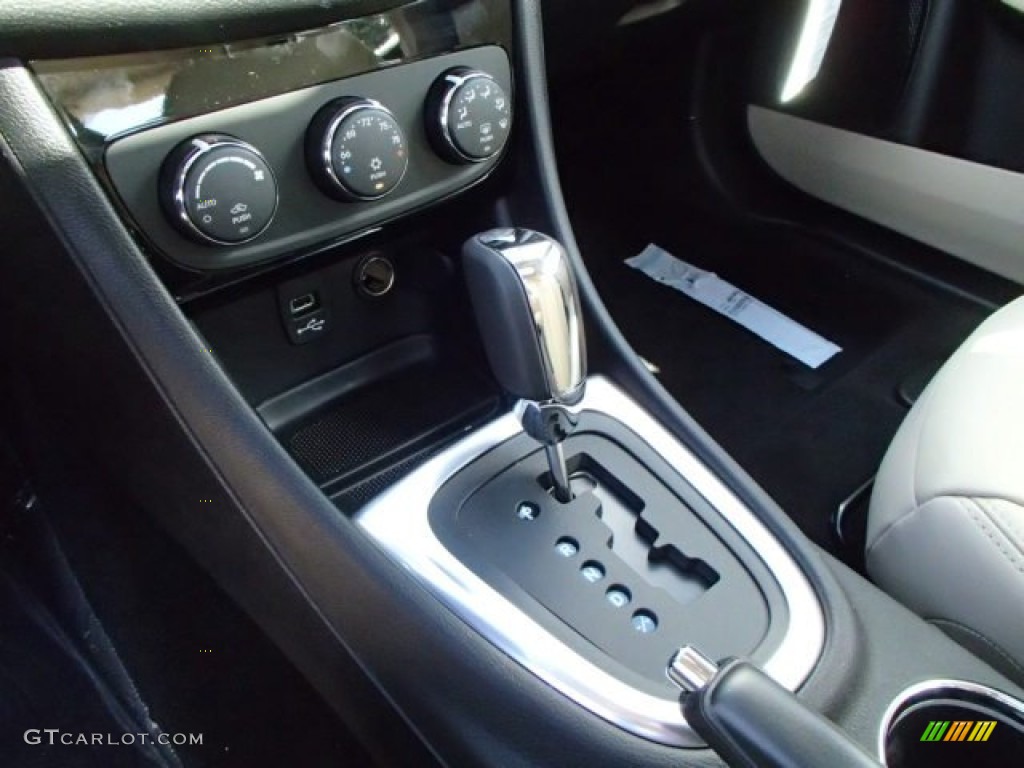 2014 200 Limited Sedan - Bright White / Black/Light Frost Beige photo #17