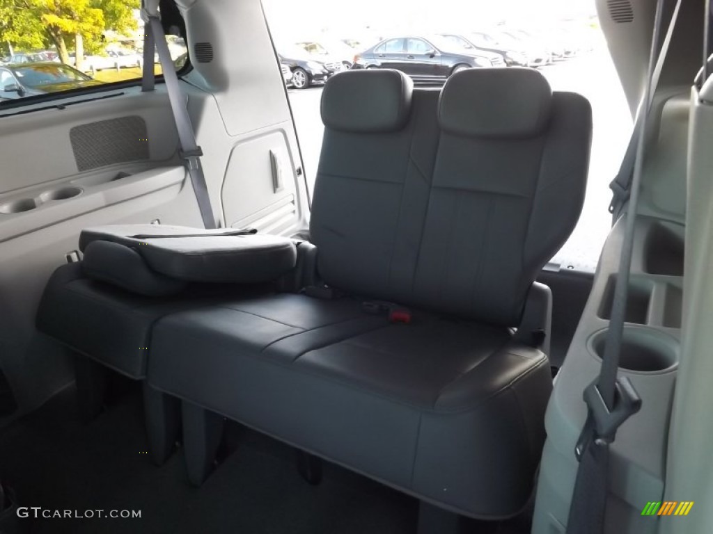 2008 Town & Country Touring - Inferno Red Crystal Pearlcoat / Medium Slate Gray/Light Shale photo #8