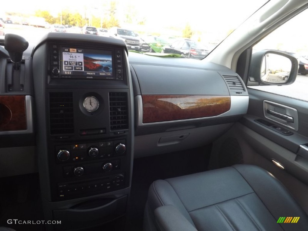 2008 Town & Country Touring - Inferno Red Crystal Pearlcoat / Medium Slate Gray/Light Shale photo #10