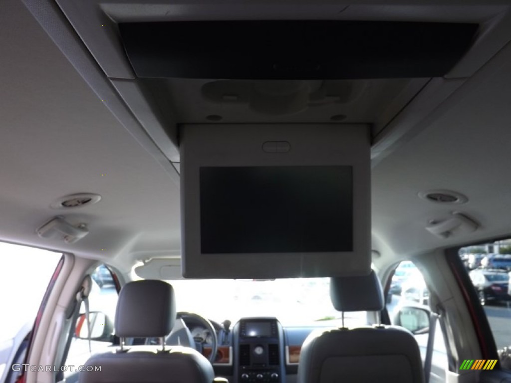 2008 Town & Country Touring - Inferno Red Crystal Pearlcoat / Medium Slate Gray/Light Shale photo #16