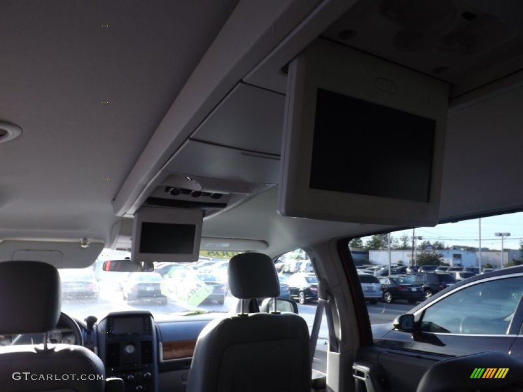 2008 Town & Country Touring - Inferno Red Crystal Pearlcoat / Medium Slate Gray/Light Shale photo #17