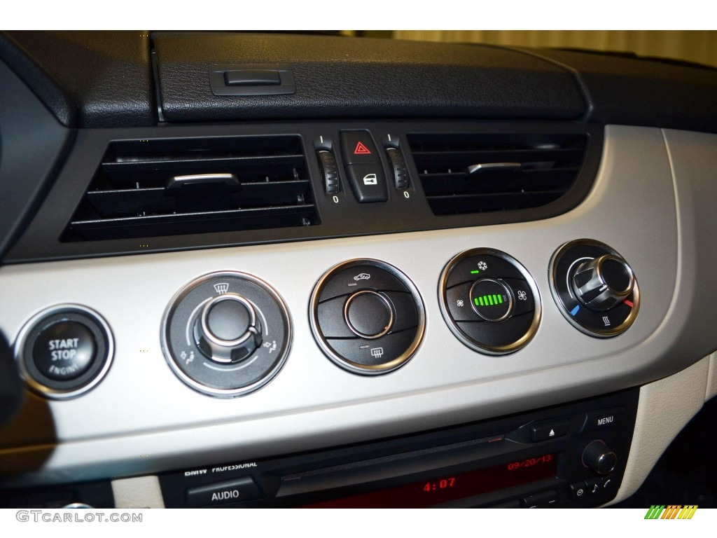 2011 BMW Z4 sDrive30i Roadster Controls Photo #86685714