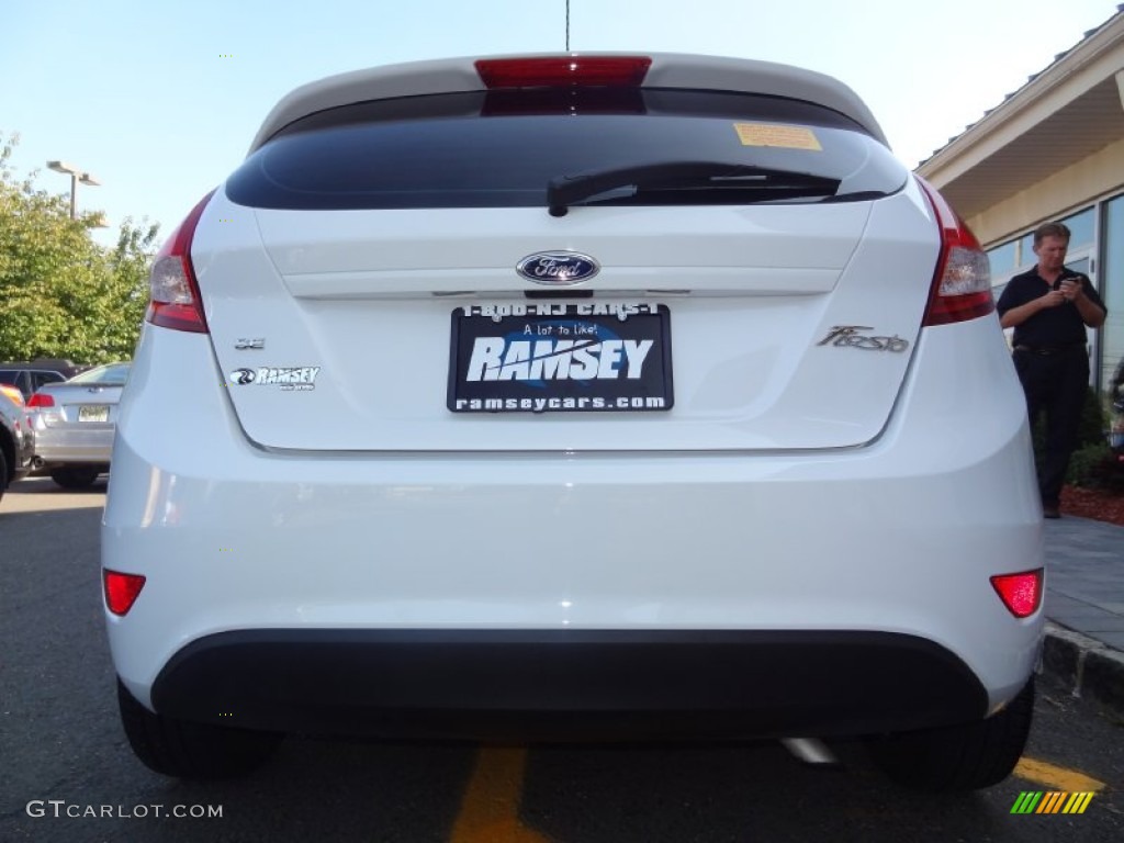 2013 Fiesta SE Hatchback - Oxford White / Charcoal Black photo #4